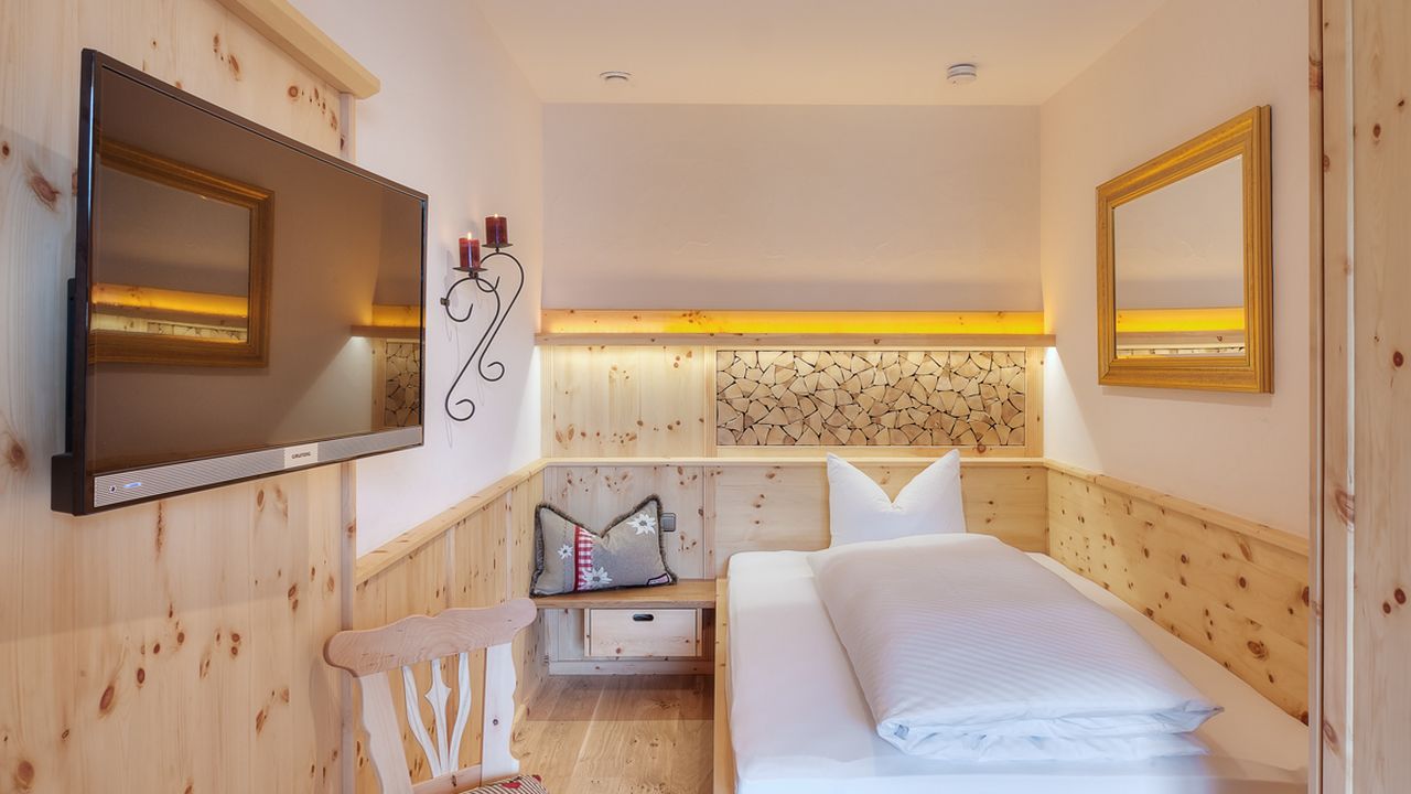 Schlafzimmer III in Zirbenholzausstattung, mit TV, Südbalkon Schlafzimmer III in Zirbenholzausstattung, mit TV, Südbalkon